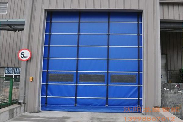 门洞大、旷野风大、每日大车高频通行-重载加强型快速堆积门选型案例(图1)
